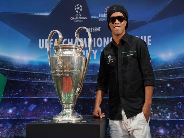 Tin bóng đá trưa 24/2: Ronaldinho bất ngờ trở lại Tây Ban Nha
